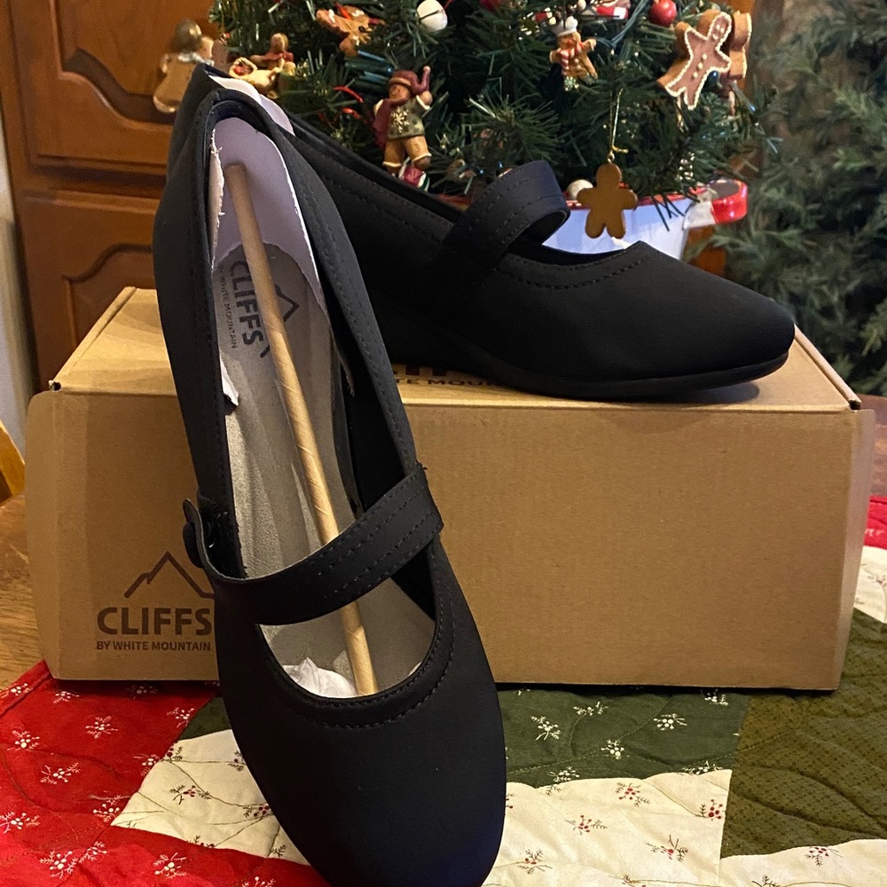 Cliffs by White Mountain Women's Black Flats